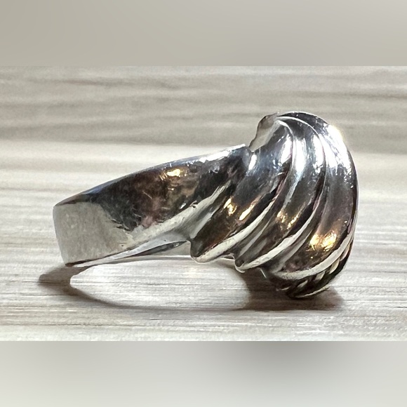 Vintage Designer Hallmarked Sterling Silver & 14K Gold Rope Accented Dome Ring - Picture 6 of 11